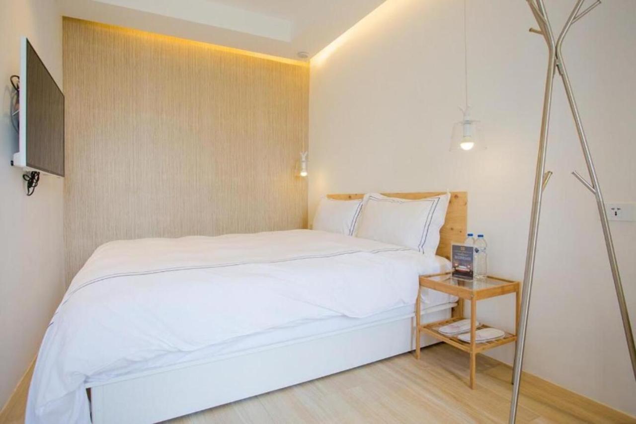 Mini West Hotel Taichung Exterior photo
