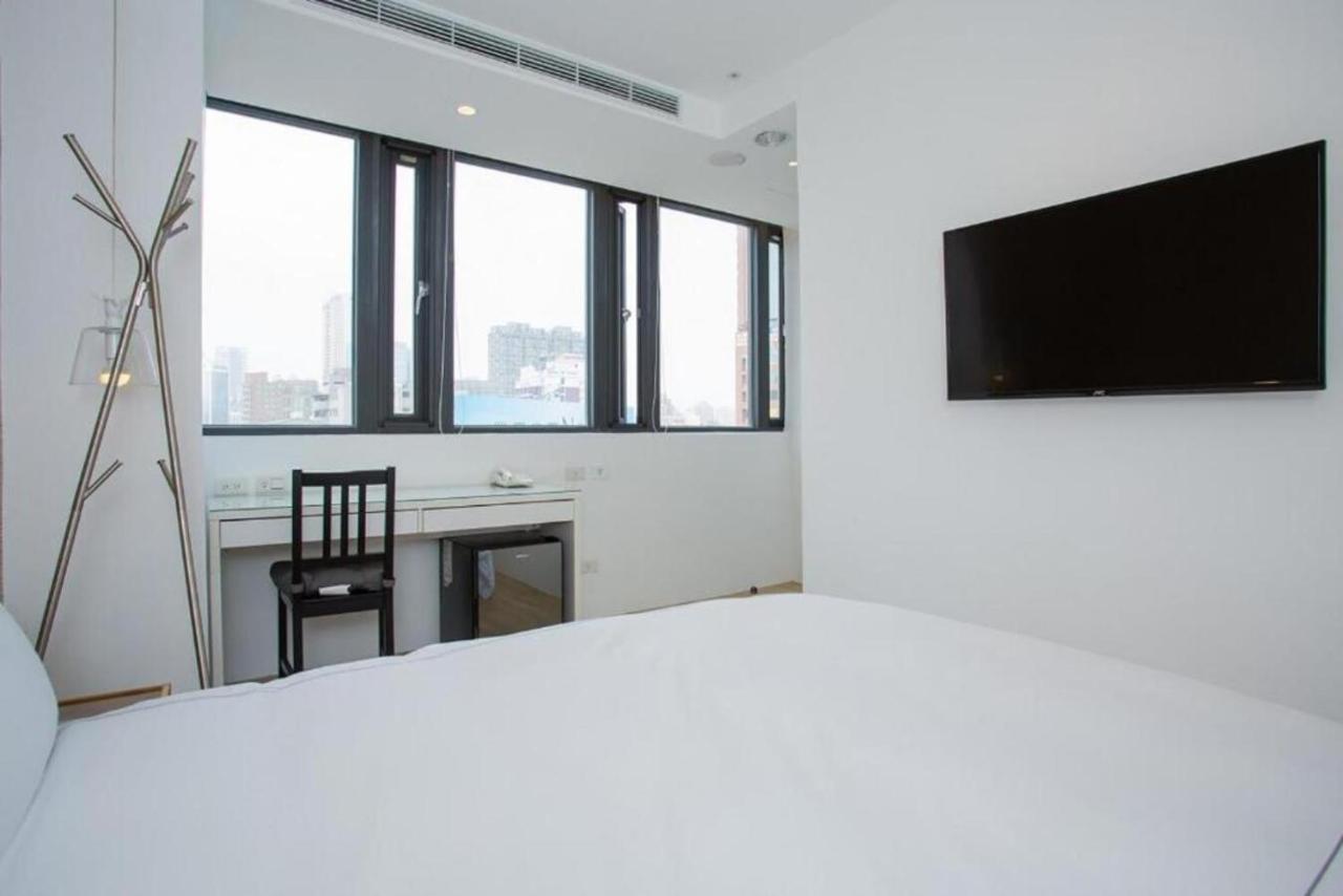 Mini West Hotel Taichung Exterior photo