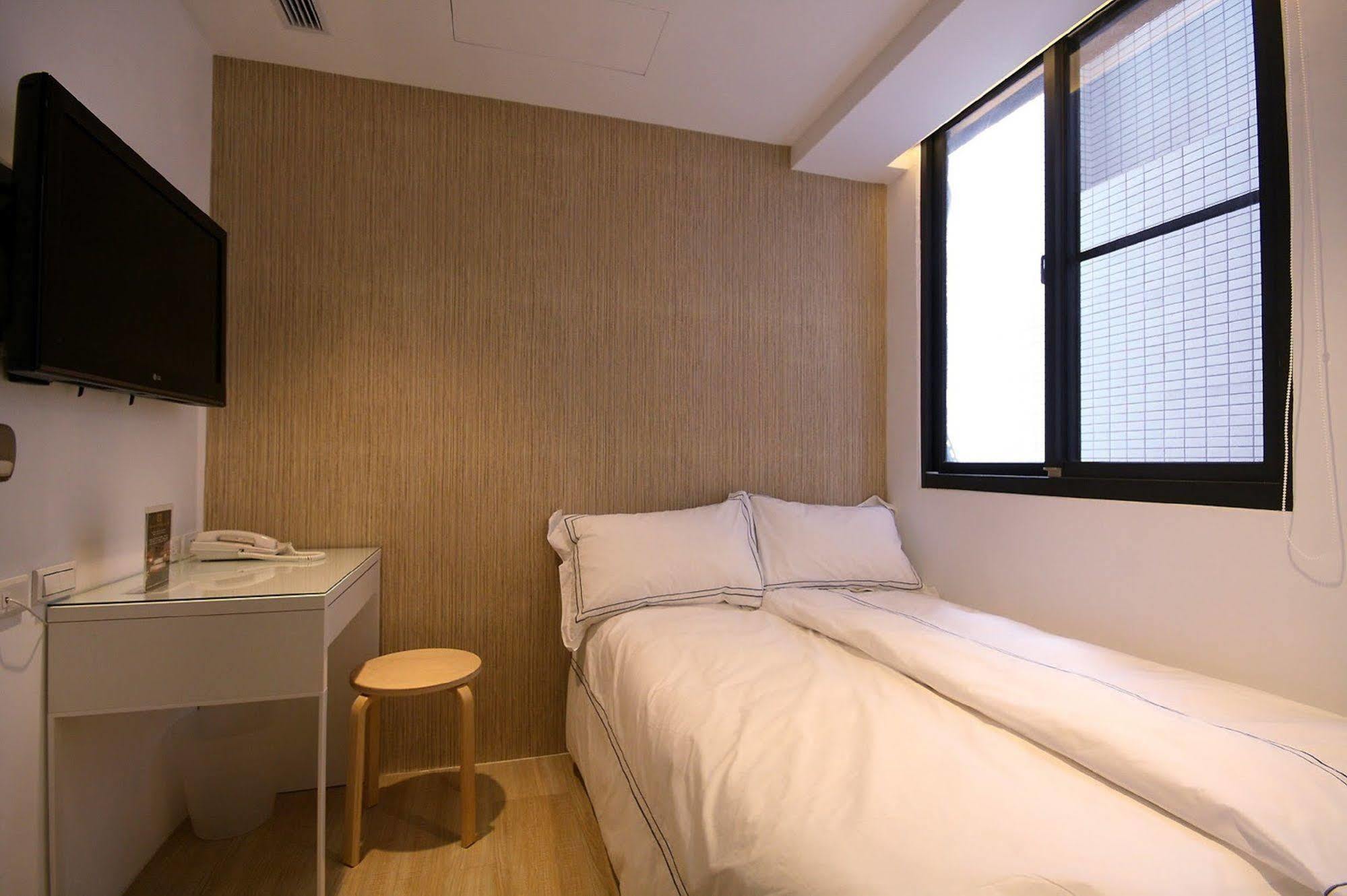 Mini West Hotel Taichung Exterior photo