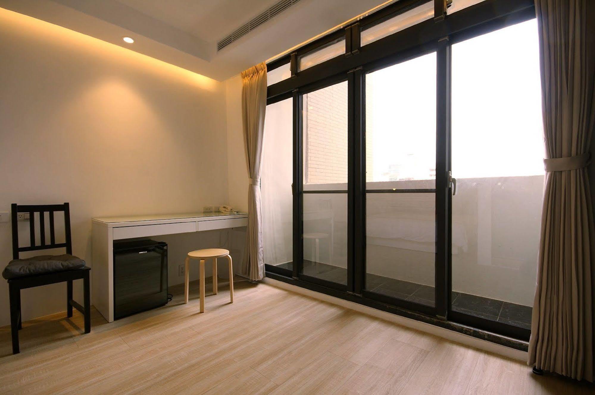 Mini West Hotel Taichung Exterior photo